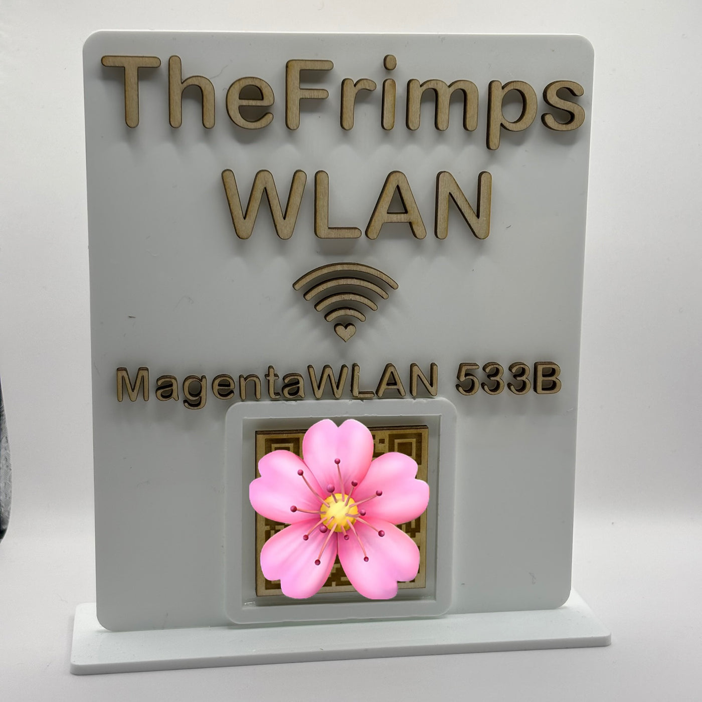 Personalisiertes Acryl-Standschild mit WLAN-QR-Code in 3D-Optik